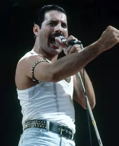 Freddie Mercury: Biografi, Karir Musik, dan Warisan